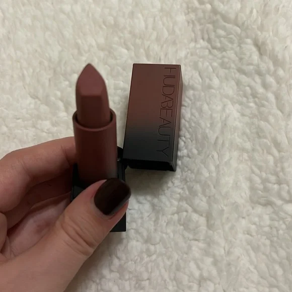 Huda Beauty Matte Lipstick in Interview - Picture 2 of 6